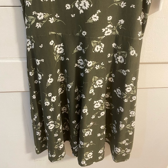🎉5/$30 - Green floral print sundress - Picture 3 of 3